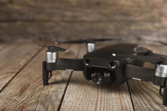 ریڈیو کنٹرول کے ساتھ ڈرون کوآڈ کاپٹر۔