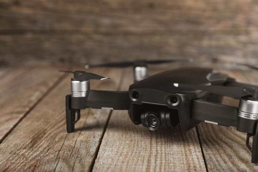 ریڈیو کنٹرول کے ساتھ ڈرون کوآڈ کاپٹر۔