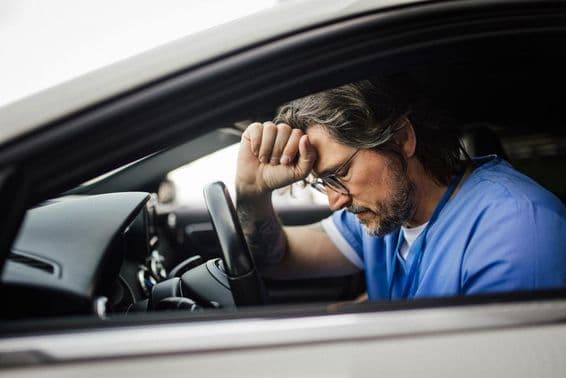 گاڑی میں ڈاکٹر، تھکا ہوا۔
