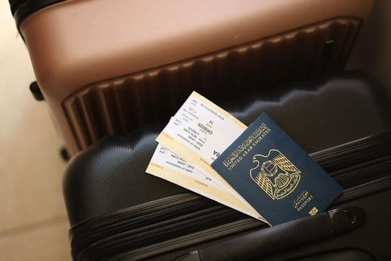 متحدہ عرب امارات، ایک پاسپورٹ جس پر ٹکٹیں ایک سوٹ کیس پر رکھی ہیں۔