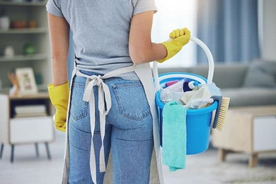 ایک کمرے میں کام کرتی ہوئی گھریلو مددگار۔