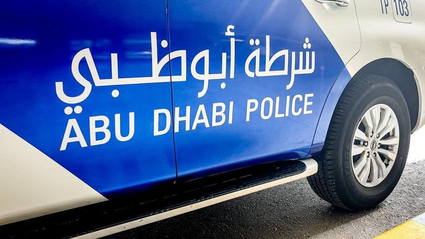 ابوظہبی پولیس کار انگلش اور عربی تحریر کے ساتھ
