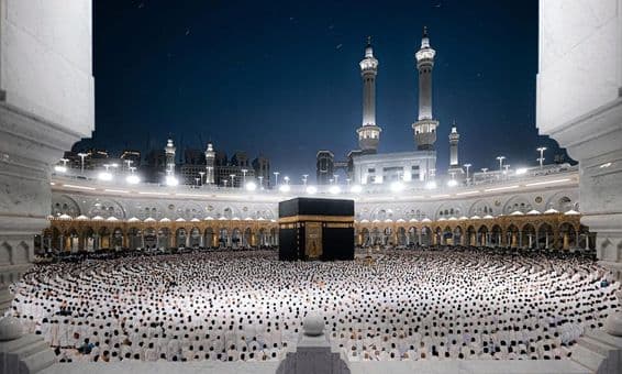 مکہ میں مسجد الحرام کا منظر، سفید لباس میں احرام کے ساتھ مقدس کعبہ کی علامت
