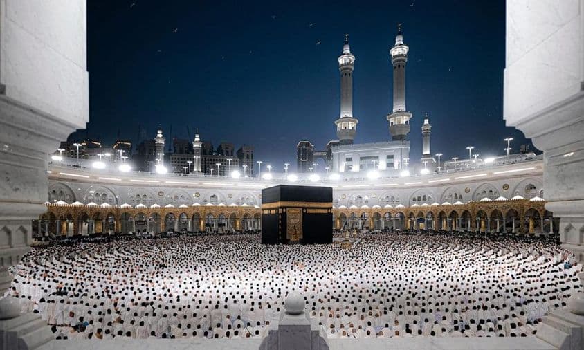 مکہ میں مسجد الحرام کا منظر، سفید لباس میں احرام کے ساتھ مقدس کعبہ کی علامت