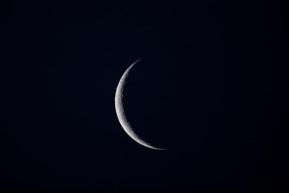 آسمان میں چاند۔