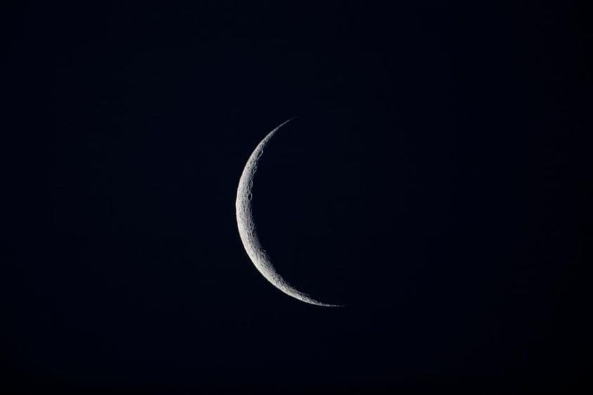 آسمان میں چاند۔