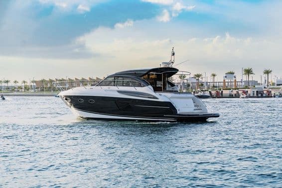 ایک لگژری یاٹ دبئی کے قریب ہاربر میں سیر کرتی ہوئی