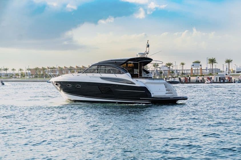 ایک لگژری یاٹ دبئی کے قریب ہاربر میں سیر کرتی ہوئی