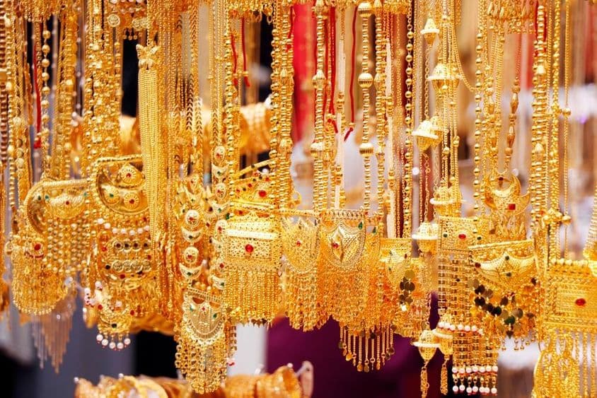 دبئی کی ایک دکان میں سونے اور ہیرے کی زیورات کی نمائش۔