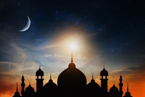 مسجد کے گنبد، گہرے نیلے شام کے آسمان کے خلاف پس منظر میں چاند کے ساتھ