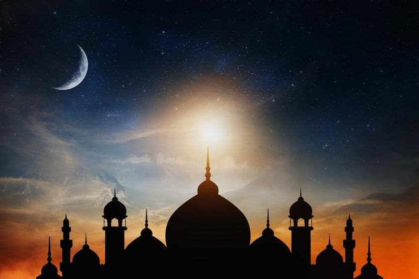 مسجد کے گنبد، گہرے نیلے شام کے آسمان کے خلاف پس منظر میں چاند کے ساتھ