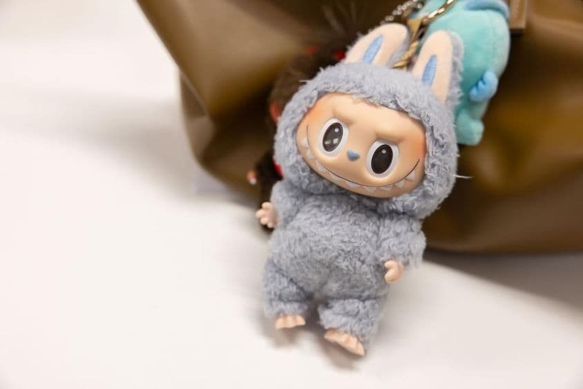 ایک عورت کے بیگ پر مشہور پاپمارٹ لیبُوبو کی تصویر