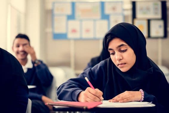 دبئی کے اسکول کی کلاس میں پڑھتے ہوئے مسلم بچے