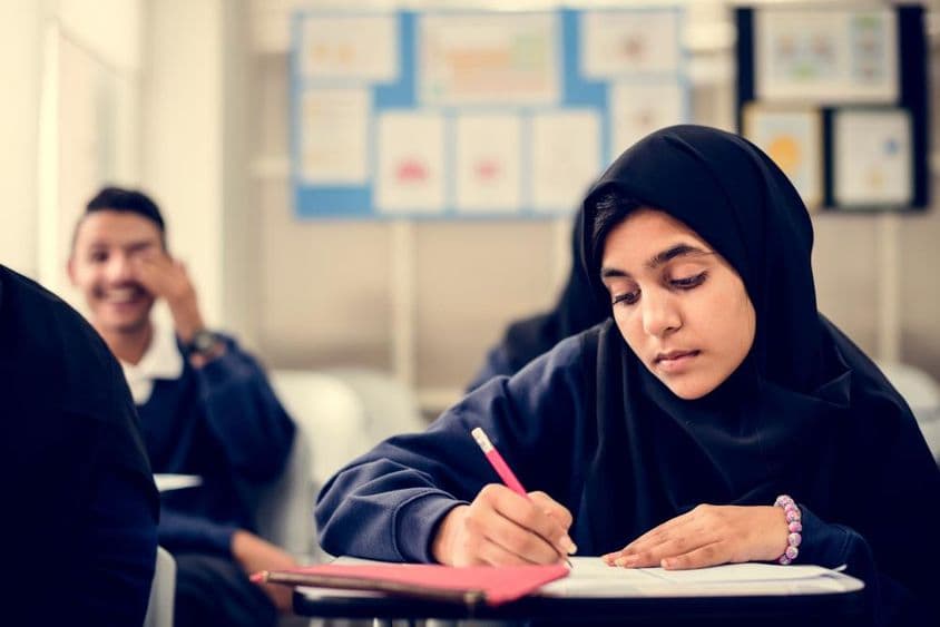 دبئی کے اسکول کی کلاس میں پڑھتے ہوئے مسلم بچے