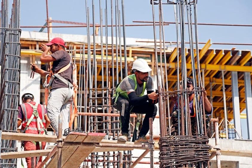دبئی، متحدہ عرب امارات، تعمیراتی مقام پر کام کرتے ہوئے مرد