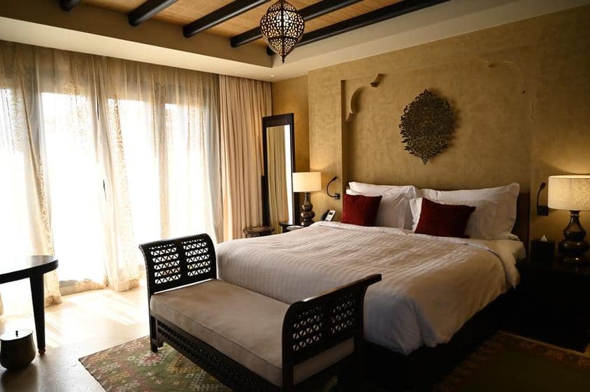 ابو ظہبی، متحدہ عرب امارات، صوفے کے ساتھ اپارٹمنٹ۔