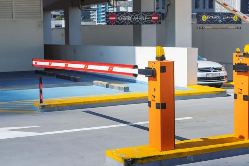 دبئی پارکنگ لاٹ کے خودکار رکاوٹوں کو کنٹرول کرنے والا انٹری نظام۔