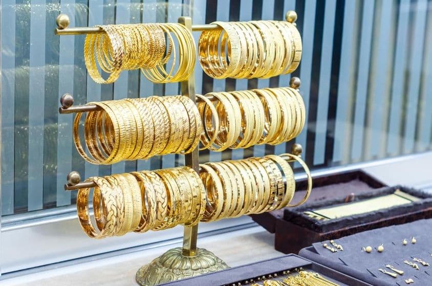 دبئی کی زیور کی دکان میں دستیاب سونے کے کنگن۔