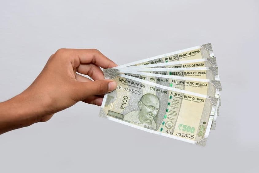 ایک شخص بھارتی نئی کرنسی کے ۵۰۰ روپے کے بنک نوٹ پکڑے ہوئے ہے۔