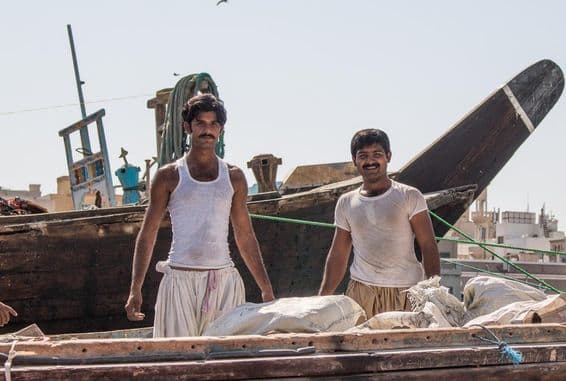 پاکستانی مزدور صبح کے وقت کام کر رہے ہیں