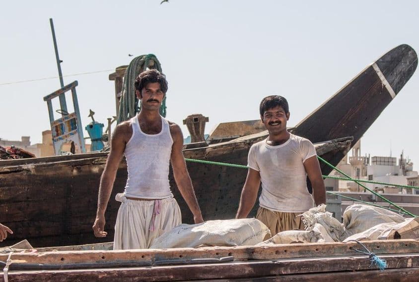 پاکستانی مزدور صبح کے وقت کام کر رہے ہیں