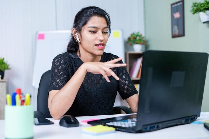 ایک بھارتی کاروباری خاتون ویڈیو کال پر ایک پروجیکٹ کے بارے میں کلائنٹ کو قائل کر رہی ہیں۔