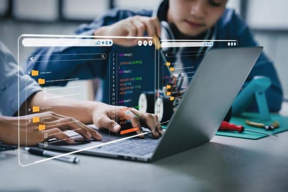 ایشائی نوعمر طلباء اپنے ہوم ورک پر کام کررہے ہیں، جو روبوٹک بازوؤں اور روبوٹ کاروں سے متعلق ہے۔