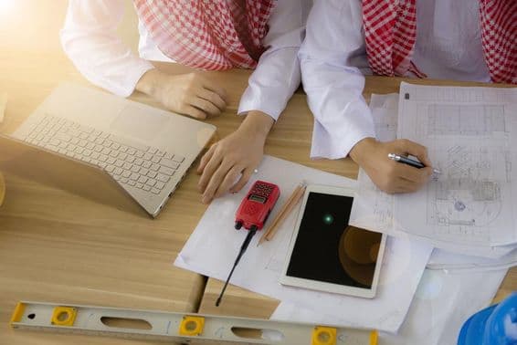 ایک عرب انجینئر میز پر کام کر رہا ہے۔