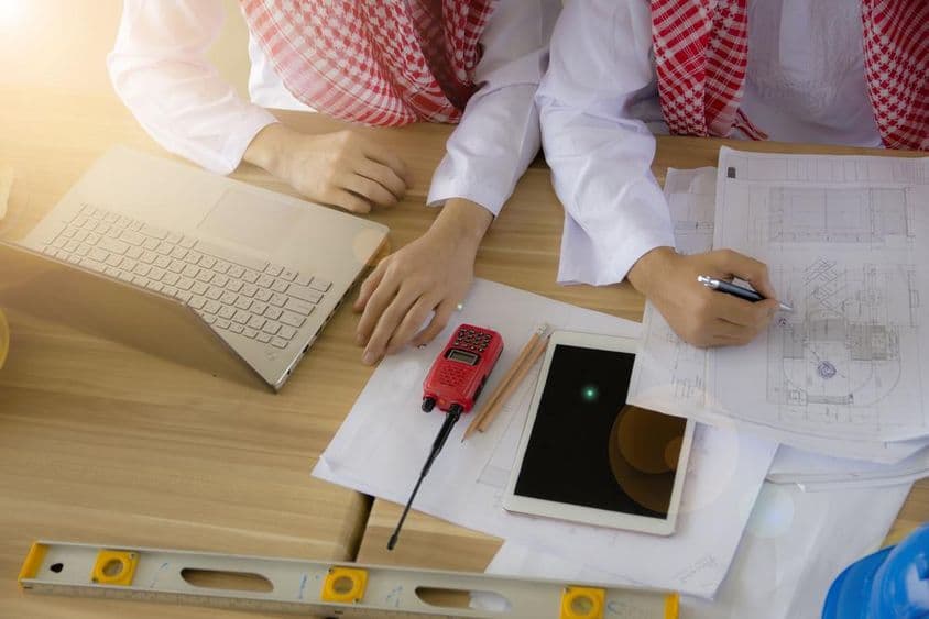 ایک عرب انجینئر میز پر کام کر رہا ہے۔