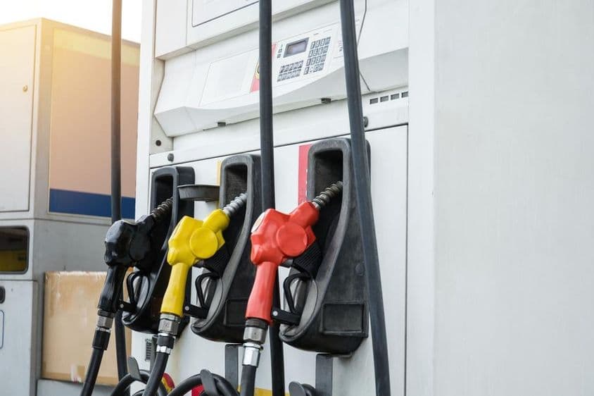 دبئی میں پیٹرول اسٹیشن کے ساتھ کالی، پیلی، سرخ پمپ۔