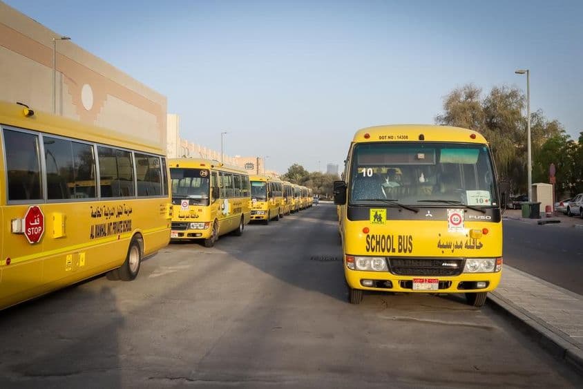 ابوظہبی میں پارک کی گئی زرد رنگ کی سکول بسیں