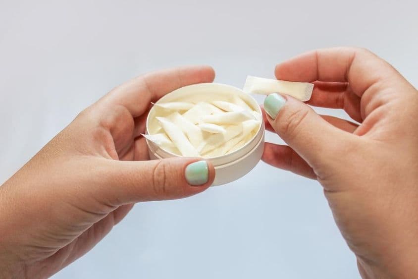 ہاتھوں میں سنوس پاؤچز، نکوٹین پیچ