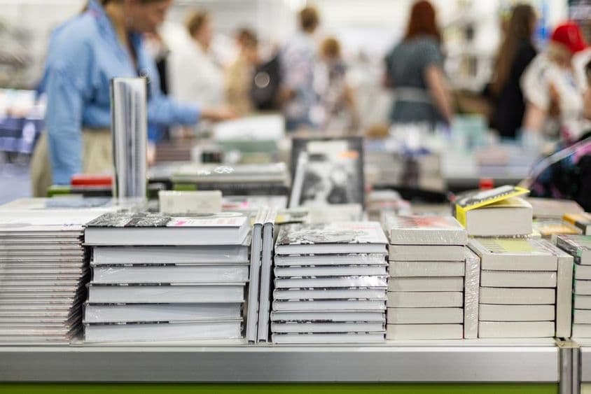 کتابوں میں دلچسپی لینے والا زائر، XIX انٹرنیشنل بک سیلون۔