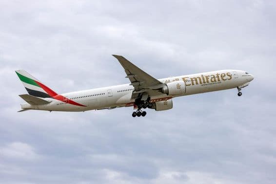 ایمریٹس بوئنگ 777-31H-ER (رج: A6-EGQ) اڑان بھرتے ہوئے