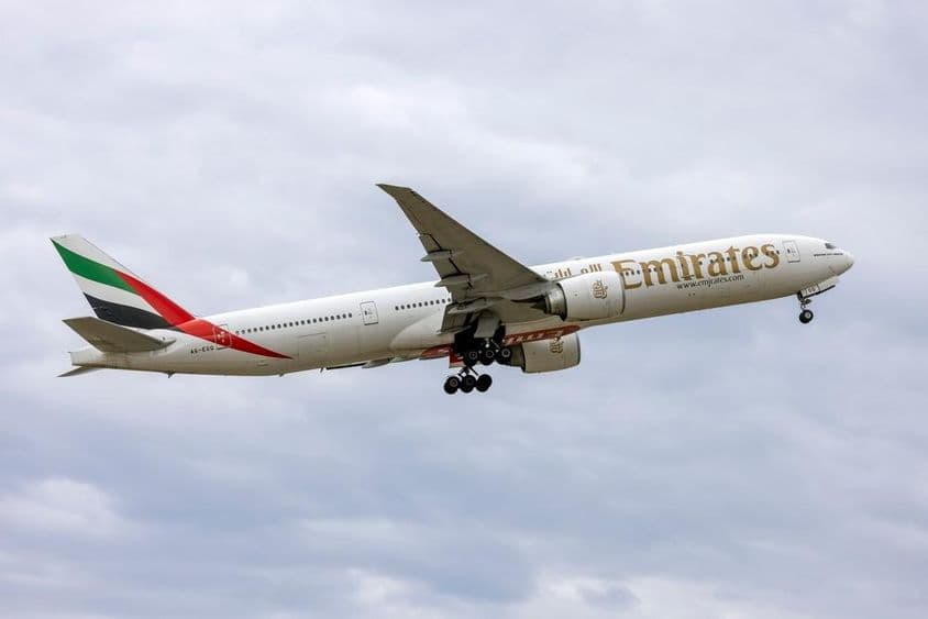 ایمریٹس بوئنگ 777-31H-ER (رج: A6-EGQ) اڑان بھرتے ہوئے