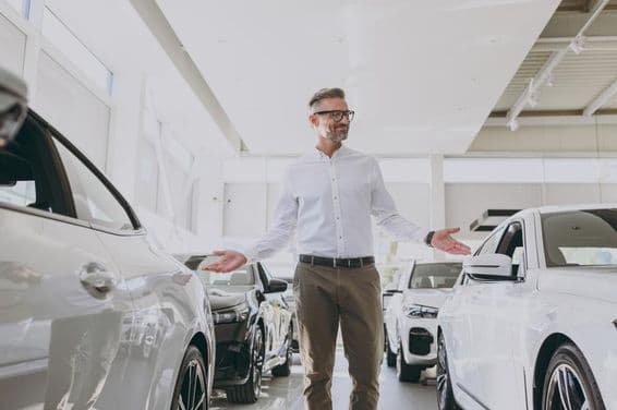 پر اعتماد امیر بالغ آدمی خریداری کر رہا ہے اور اس نے کلاسک شرٹ پہن رکھی ہے۔