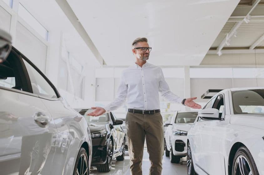 پر اعتماد امیر بالغ آدمی خریداری کر رہا ہے اور اس نے کلاسک شرٹ پہن رکھی ہے۔