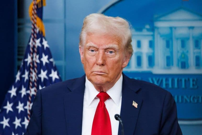 صدر ڈونلڈ ٹرمپ وائٹ ہاؤس میں ایک پریس بریفنگ میں تقریر کرتے ہوئے۔