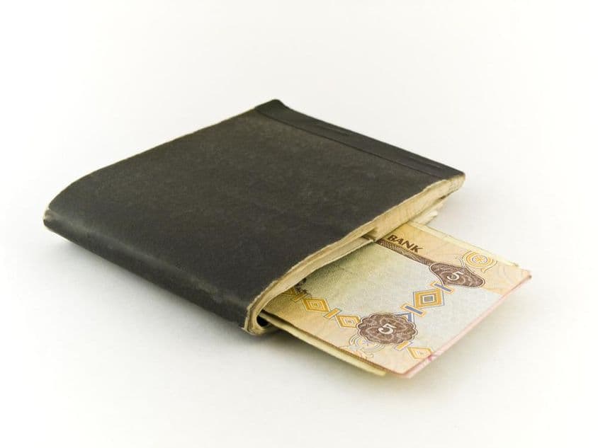 پرانی چیک بک اور پانچ درہم نوٹ۔