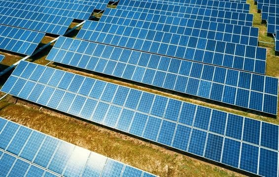 سولر پینل میدان جو صاف توانائی پیدا کر رہا ہے۔