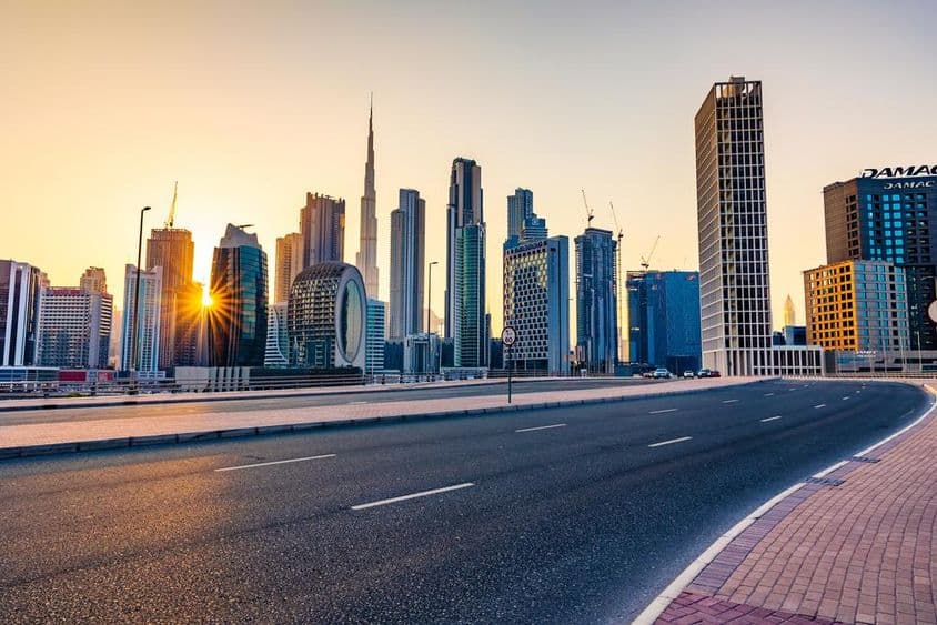 بزنس بے ضلع کی ماراسی ڈرائیو سے دبئی کے فلک بوس عمارتوں کا منظر۔