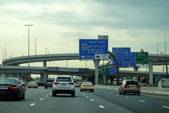 امارات کے درمیان سڑکیں۔