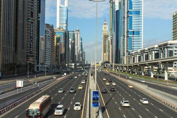 دبئی، متحدہ عرب امارات میں واقع شیخ زاید روڈ۔