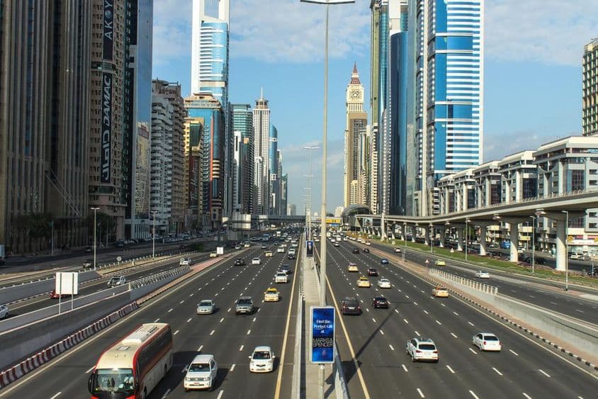 دبئی، متحدہ عرب امارات میں واقع شیخ زاید روڈ۔