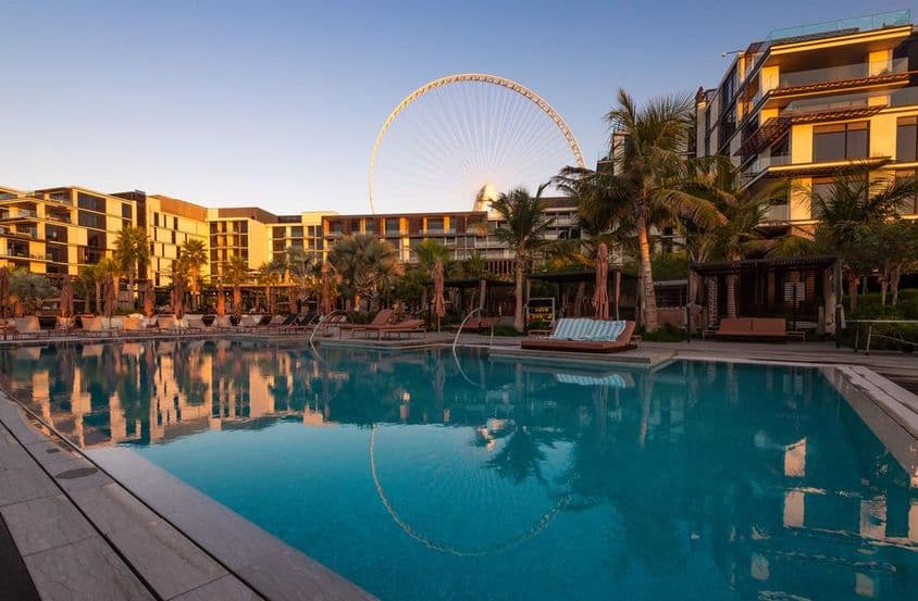 دبئی کے سیزرز پیلس بلیو واٹرز ہوٹل میں سوئمنگ پول