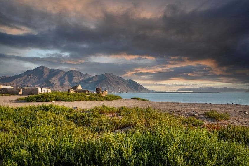 فجیرہ کا خوبصورت ساحلی منظر۔