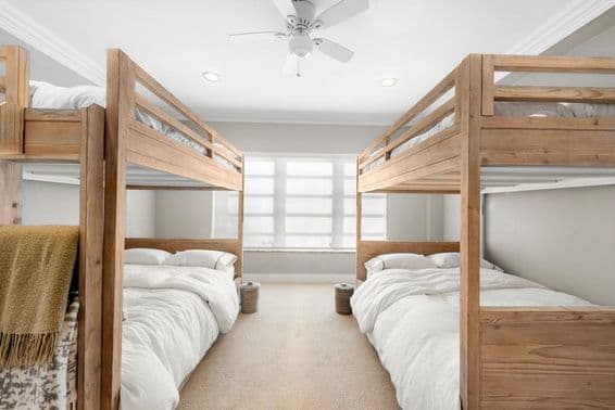 بنک بیڈ کے ساتھ کمرہ