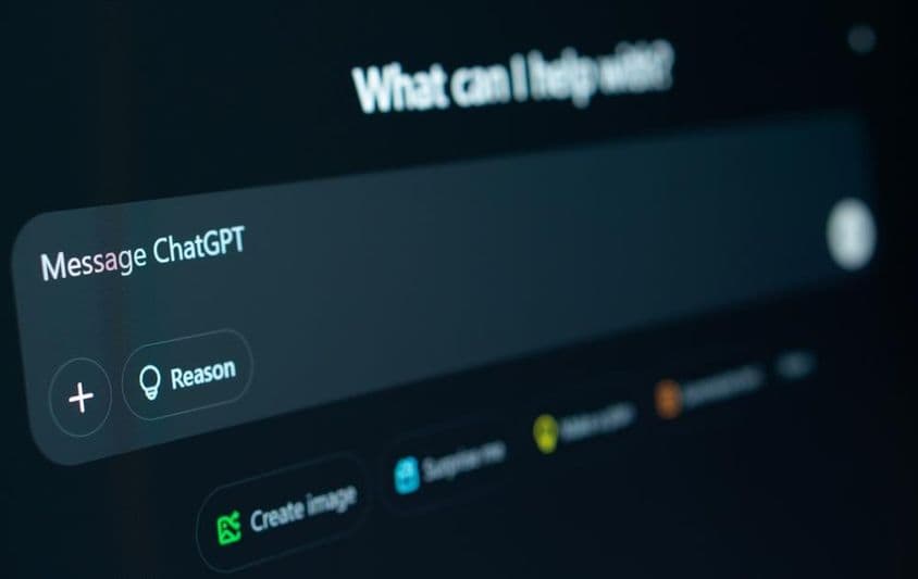 لپ ٹاپ اسکرین پر چیٹ جی پی ٹی