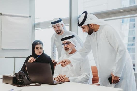 دفتر میں دبئی میں ملاقات کرتے ہوئے اماراتی لباس میں تاجران
