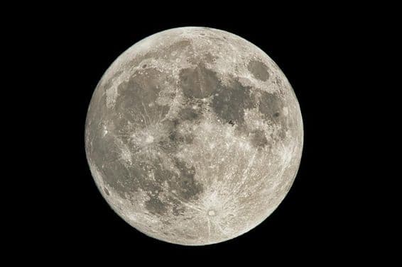 آسمان میں مکمل چاند